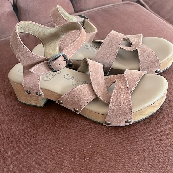 Naughty Monkey Sandals Clogs - Picture 2 of 7